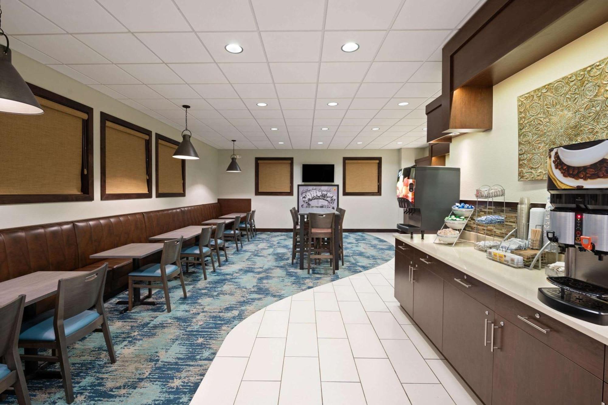Hotel Super 8 By Wyndham Conrad Extérieur photo