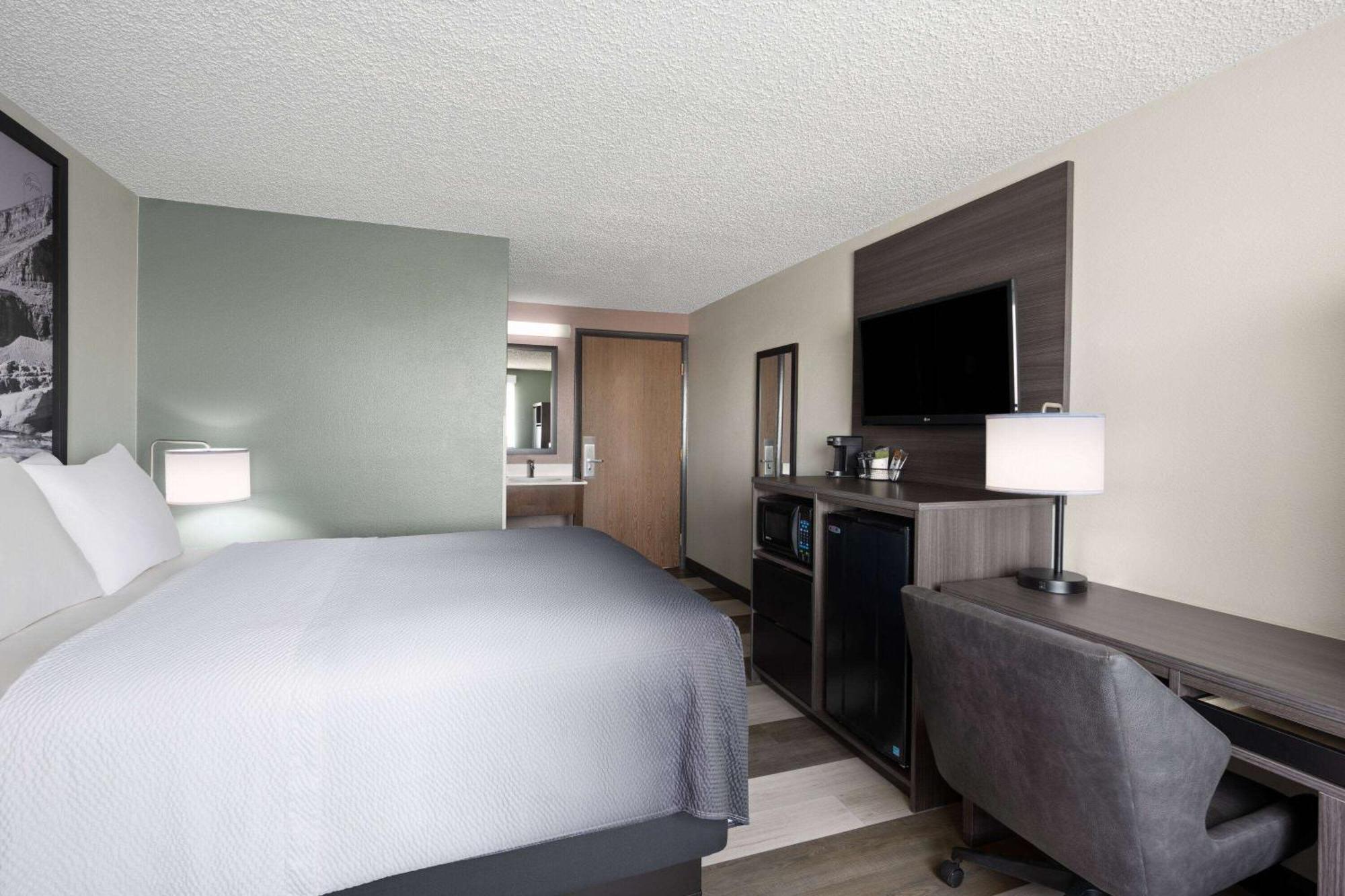 Hotel Super 8 By Wyndham Conrad Extérieur photo