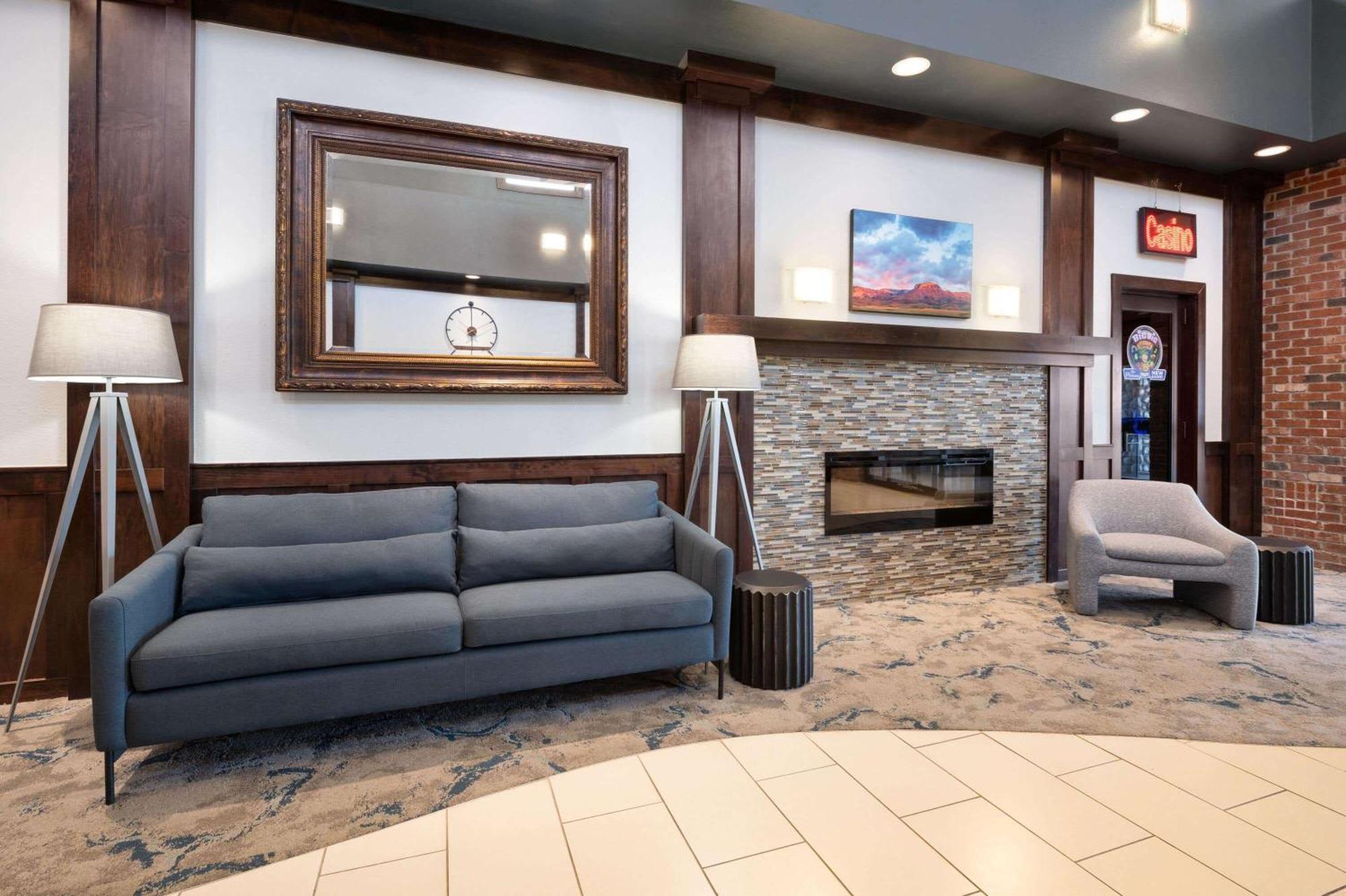Hotel Super 8 By Wyndham Conrad Extérieur photo