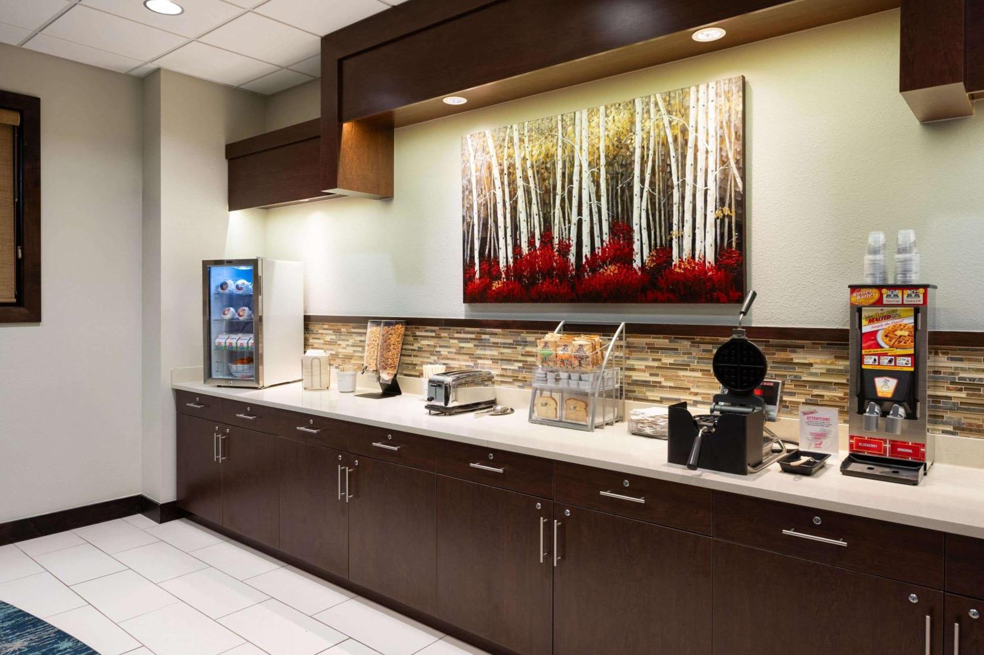 Hotel Super 8 By Wyndham Conrad Extérieur photo